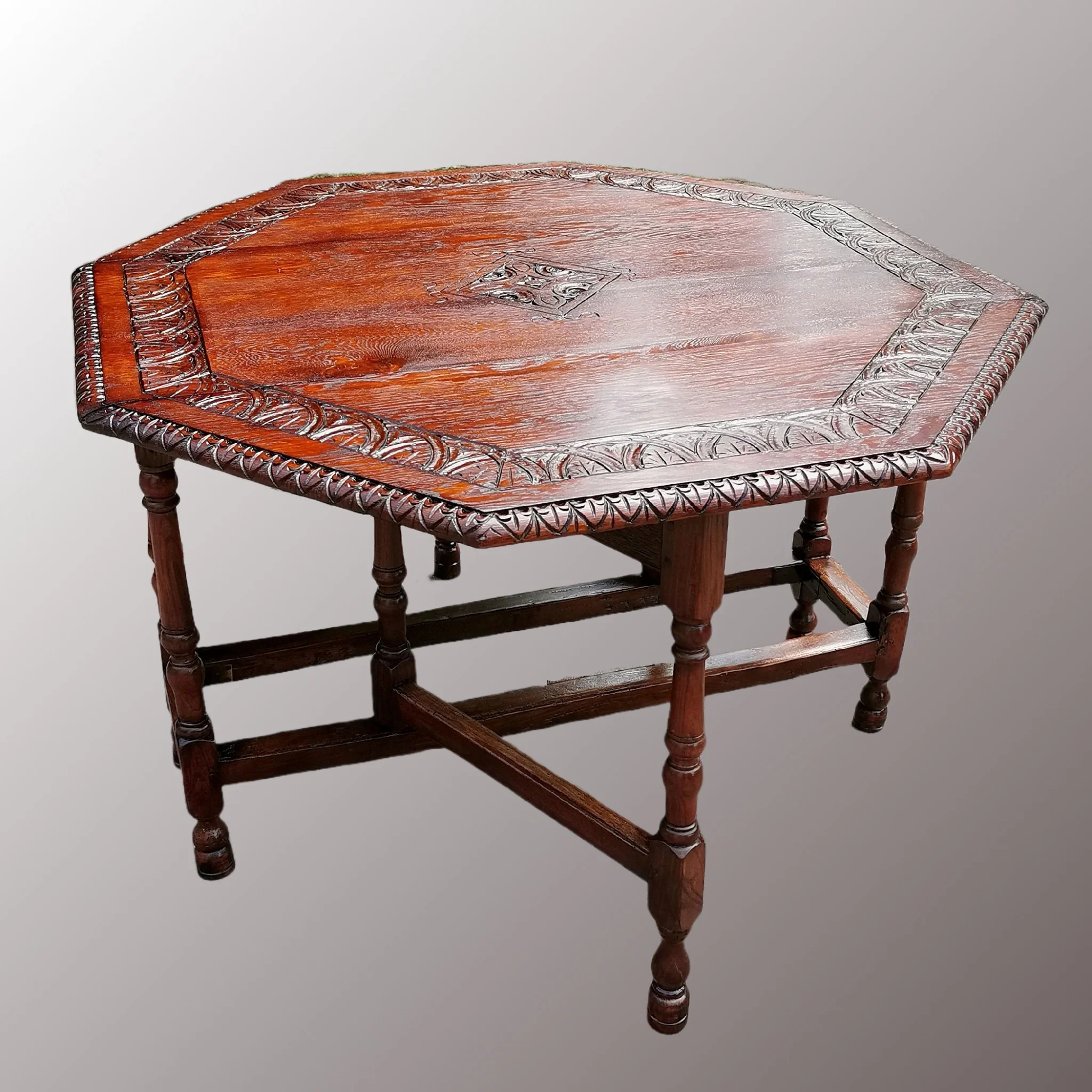 Restaurált Historizáló nyolcszögletű asztal