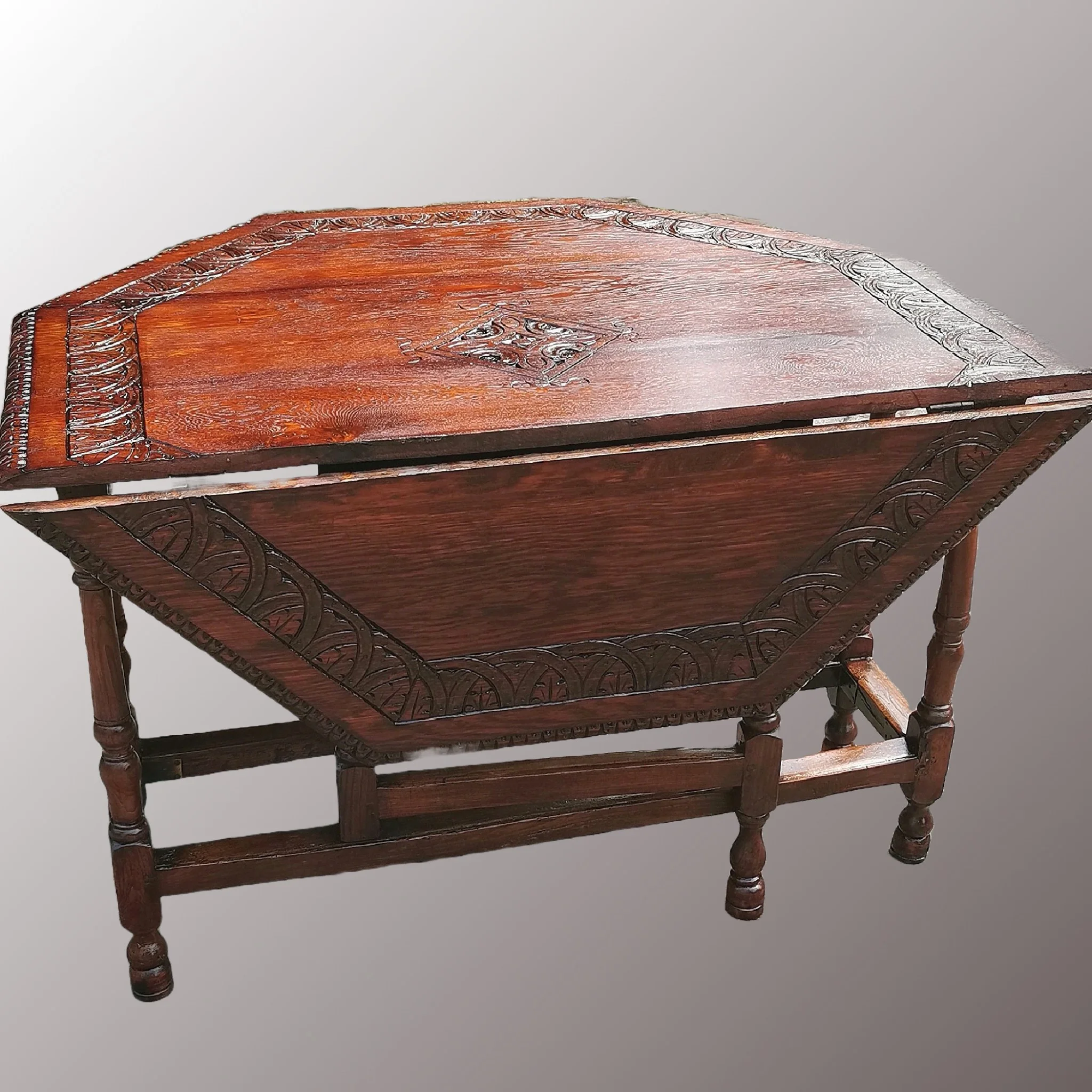 Historizáló nyolcszögletű asztal - 3. nézet