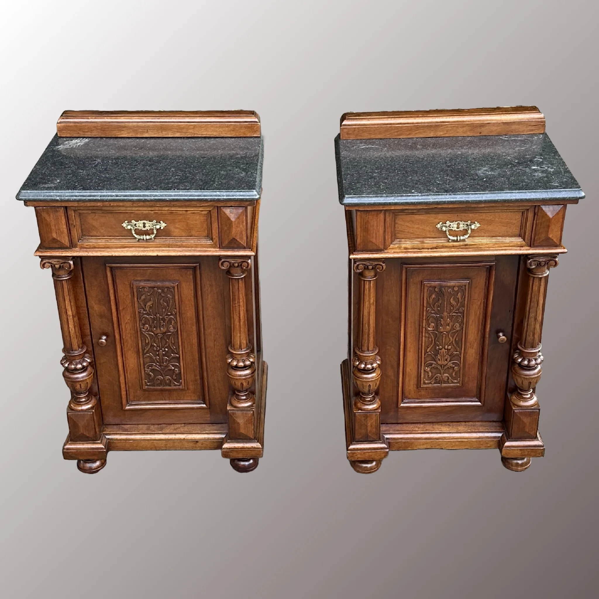 Ónémet éjjeliszekrény pár - 2. nézet