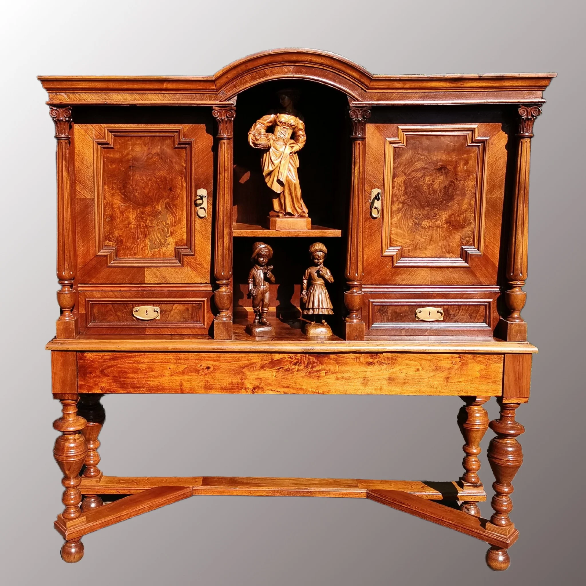 Restaurált Ónémet kabinet szekrény