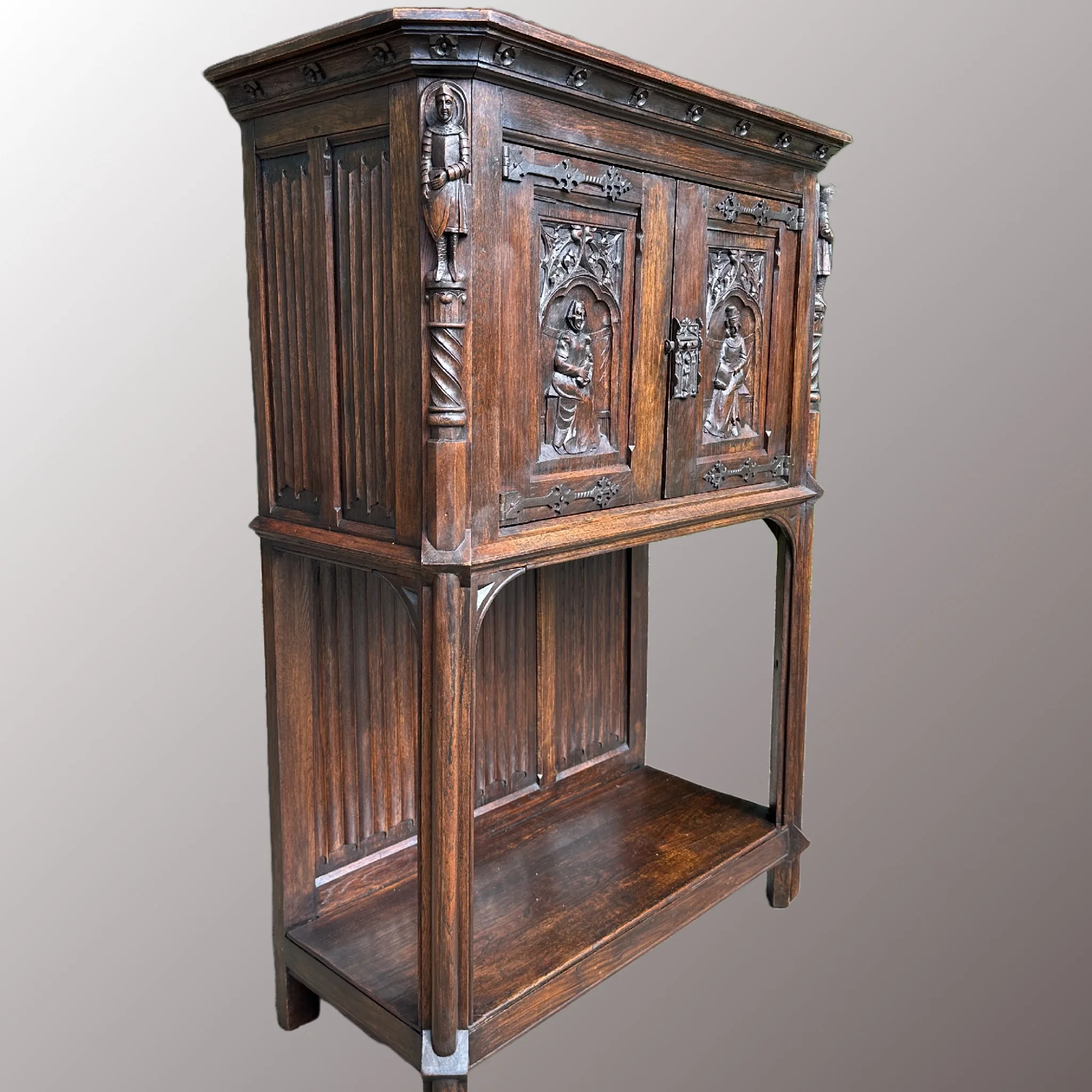 Neogótikus kabinet szekrény - 2. nézet