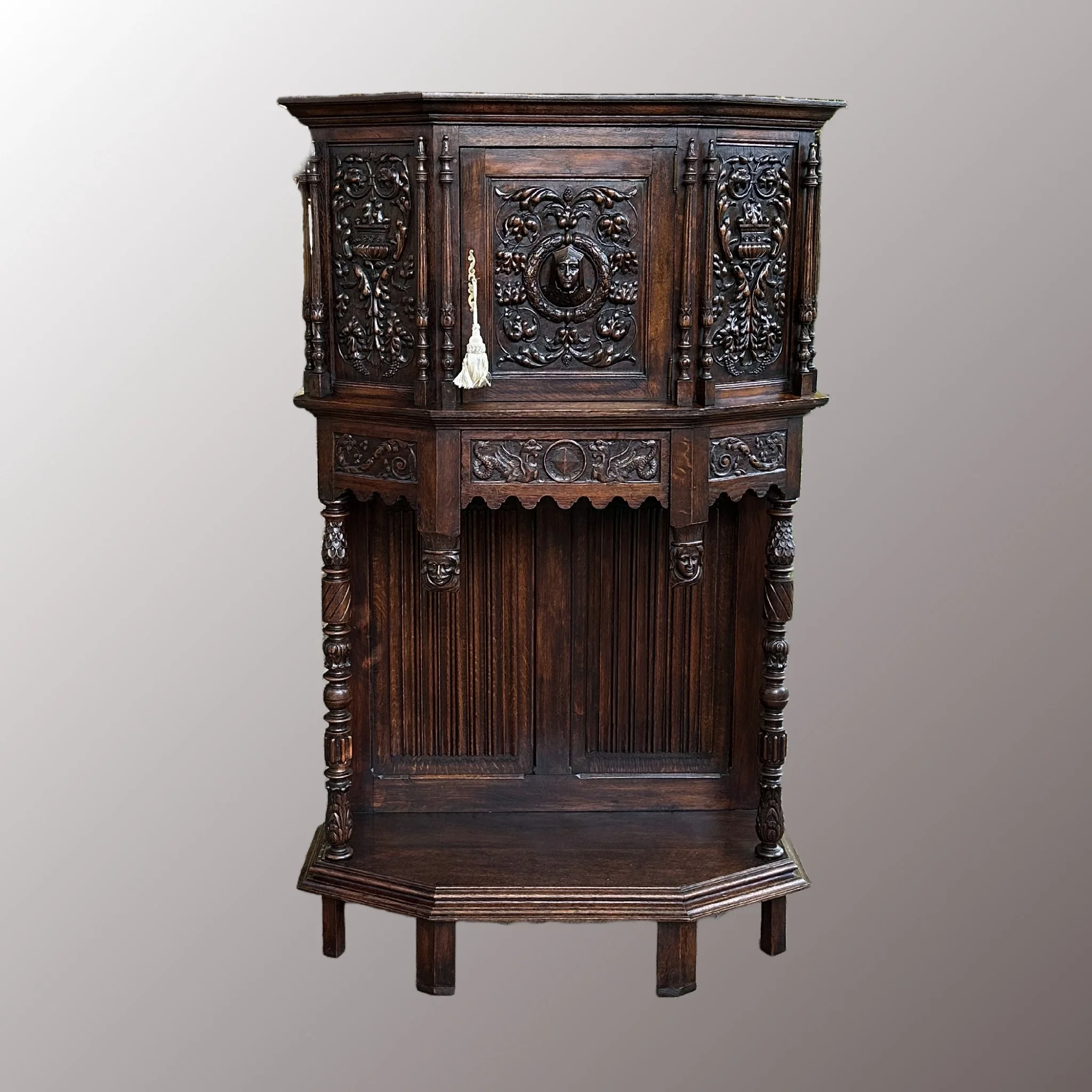 Restaurált Neoreneszánsz kabinetszekrény