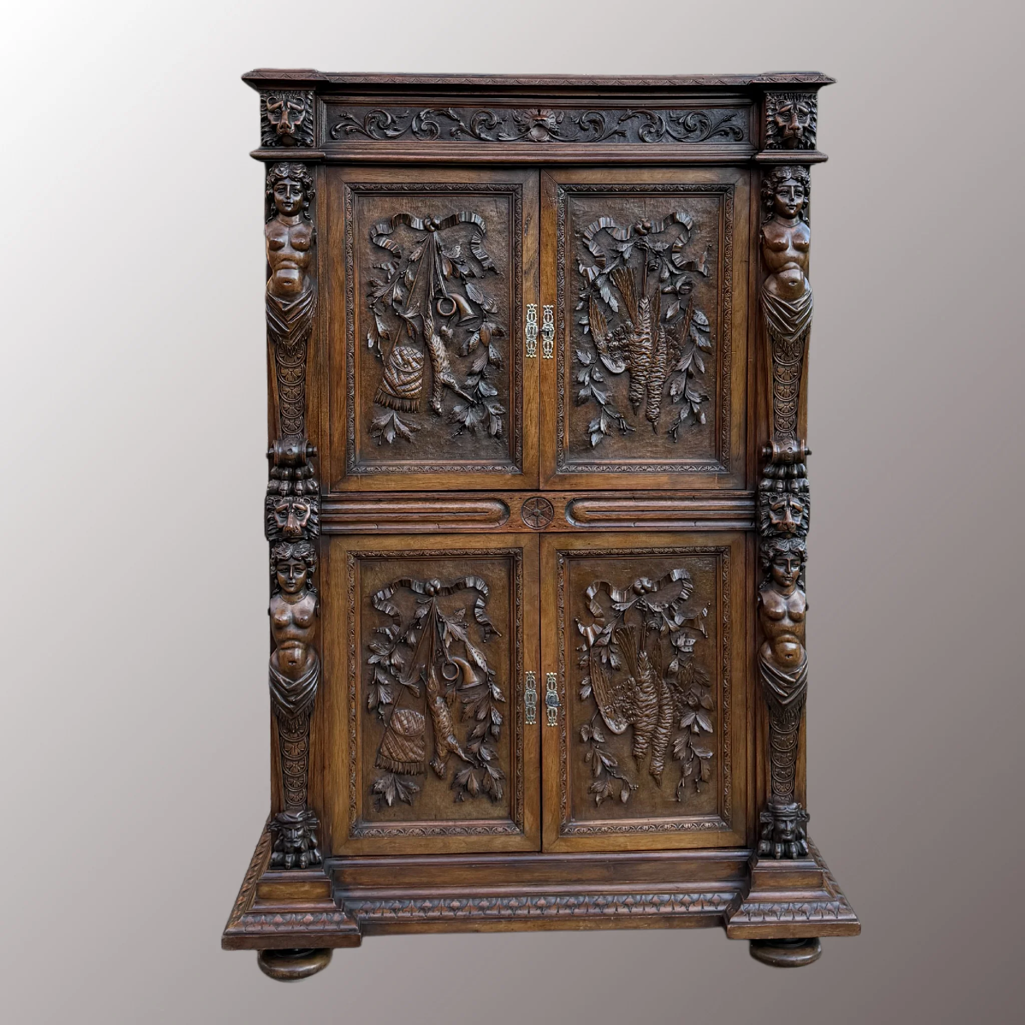 Restaurált Neoreneszánsz kabinetszekrény