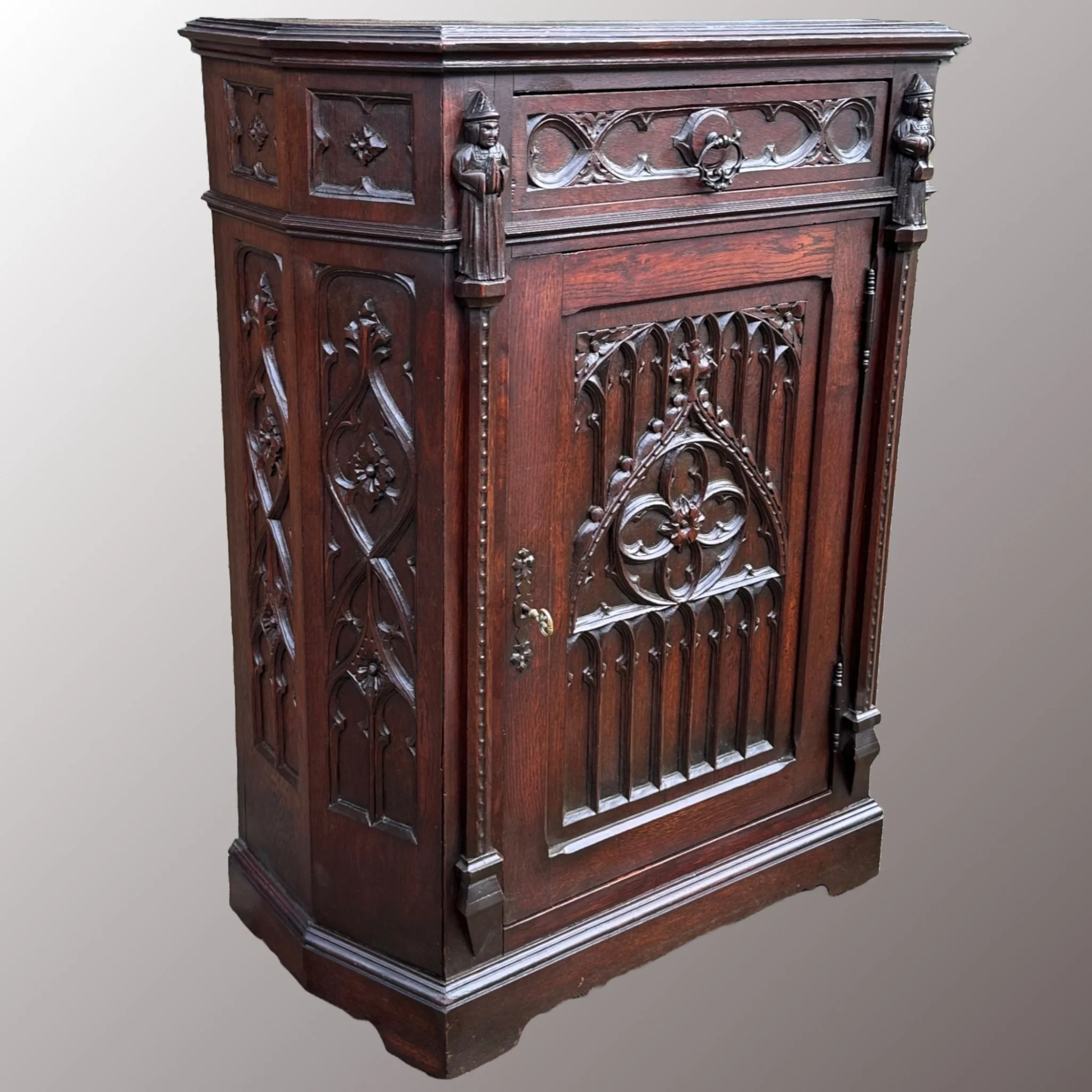 Gótikus stílusú komód - 2. nézet