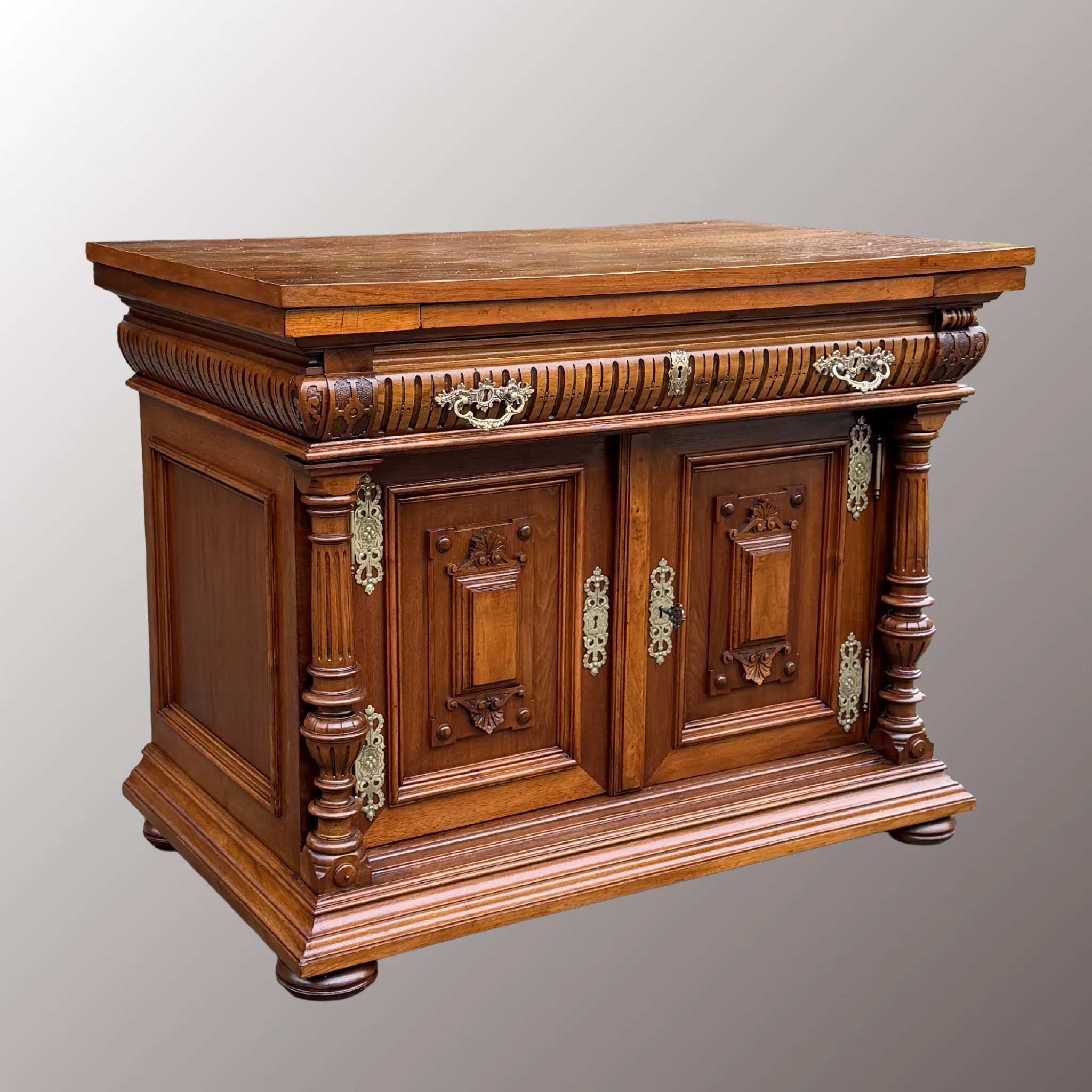 Restaurált Neoreneszánsz komód