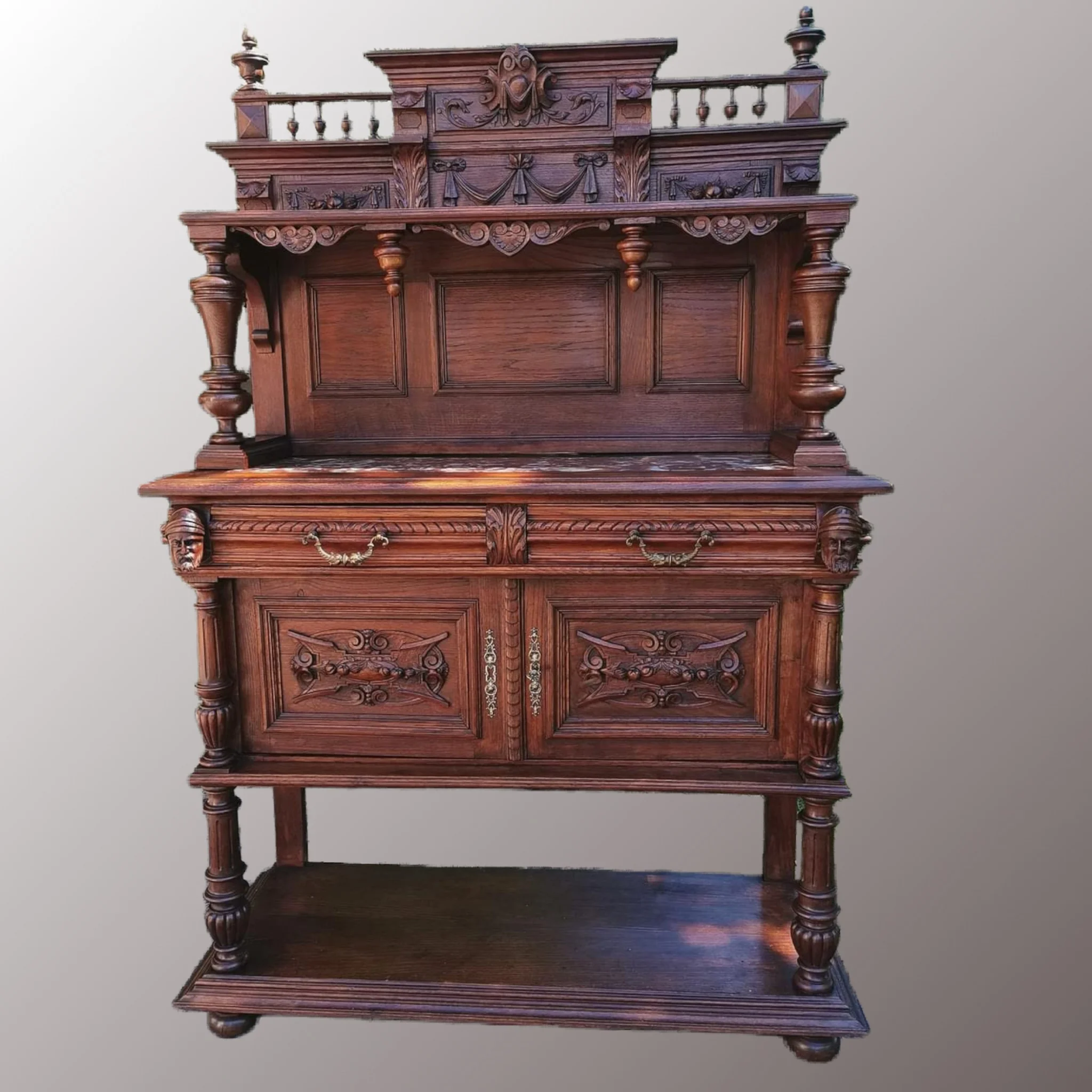 Restaurált Neoreneszánsz kistálaló szekrény