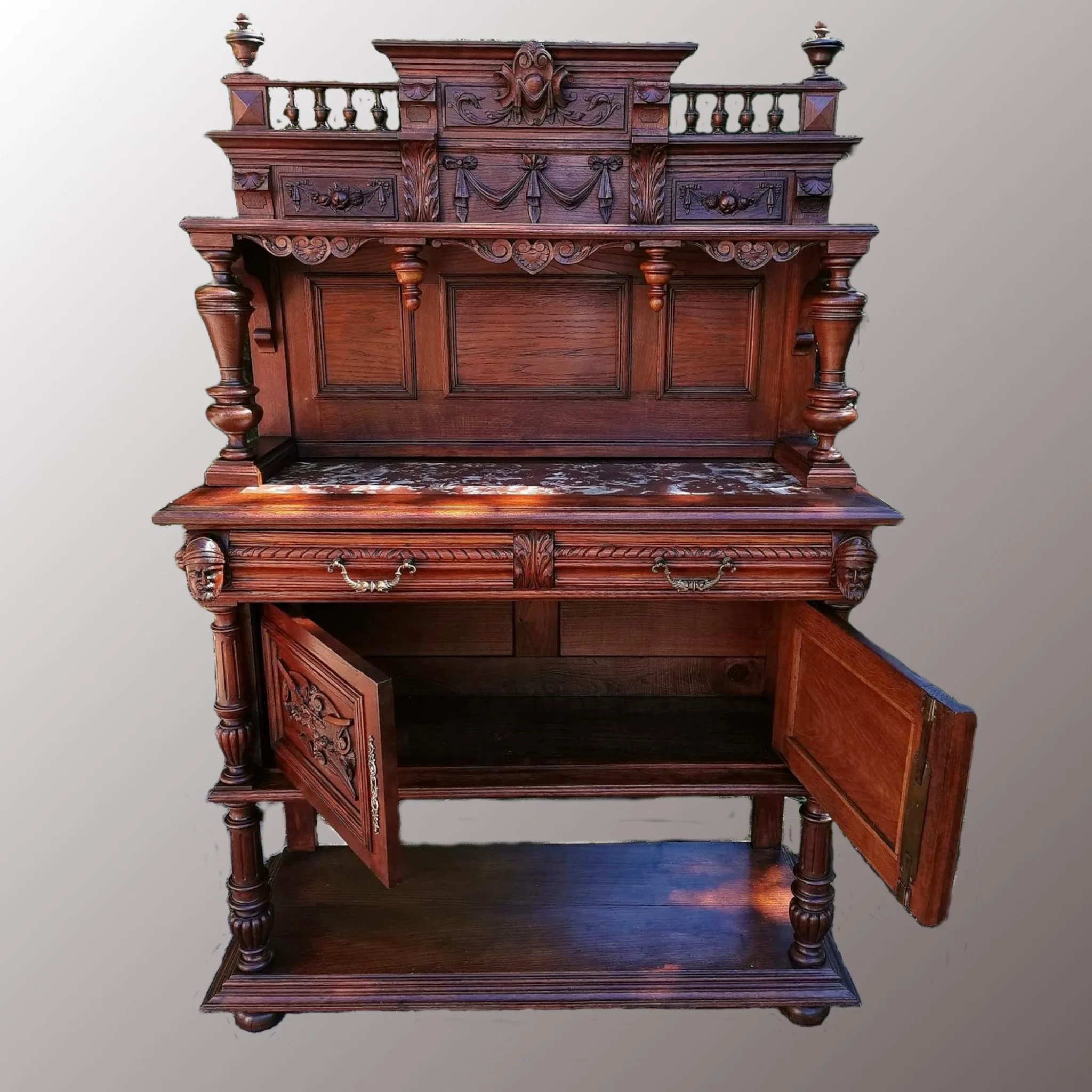 Neoreneszánsz kistálaló szekrény - 3. nézet