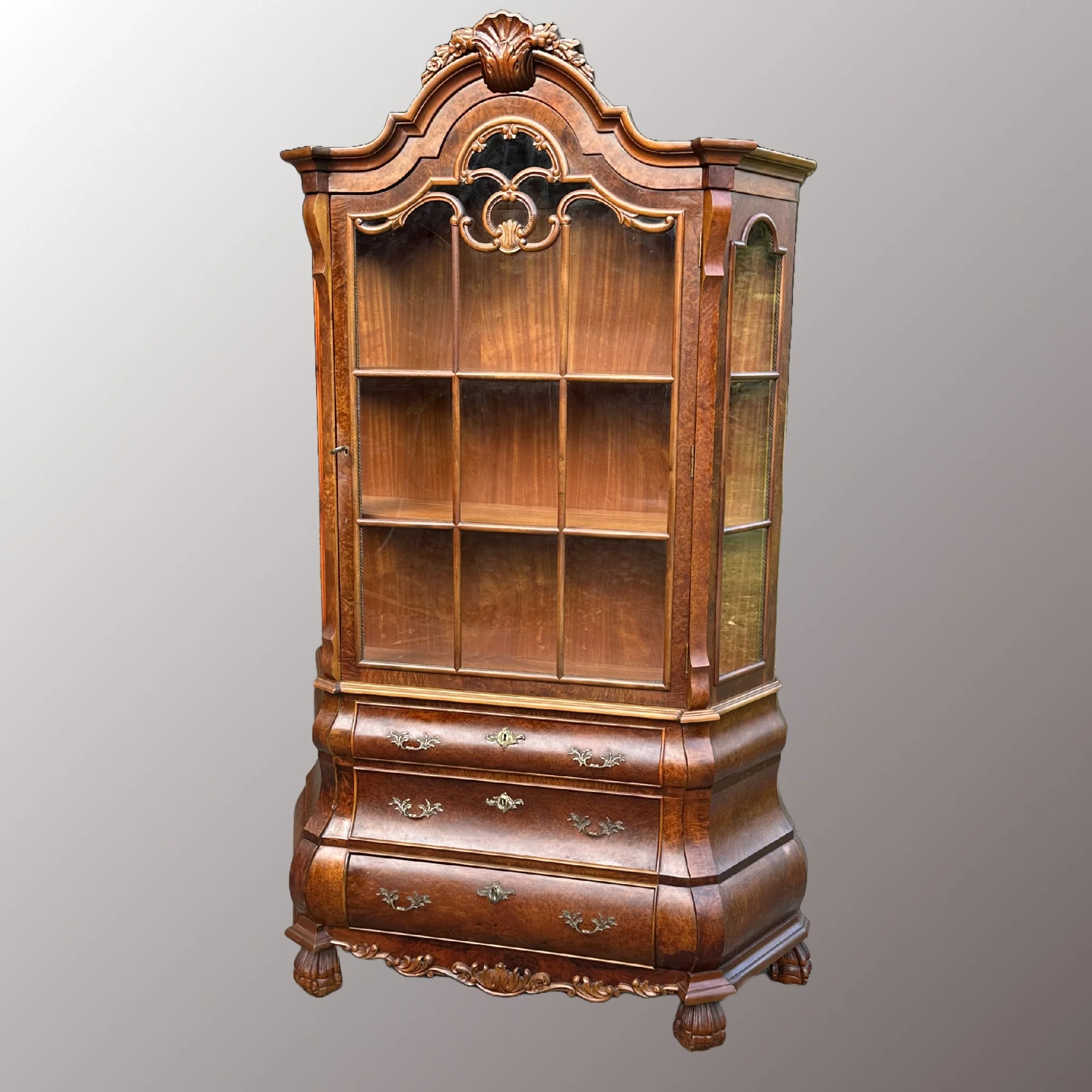 Antik hatású vitrin - 2. nézet